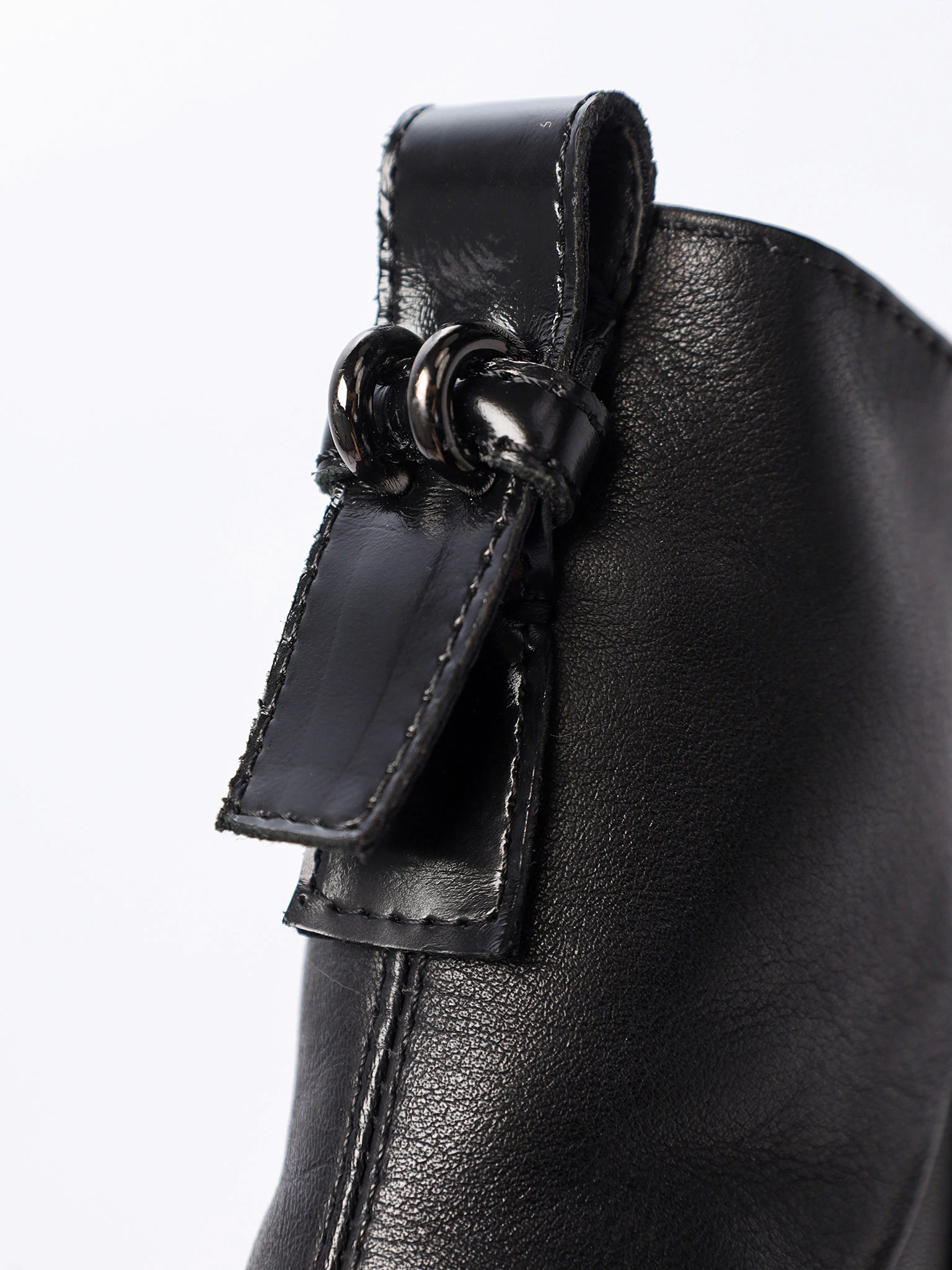 Ботинки черного цвета на широком среднем каблуке